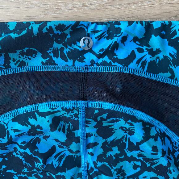 Lululemon Stop At Nothing Crops in Fleur Sombre Kayak Blue Dragonfly/Black sz 4 - Picture 3 of 4